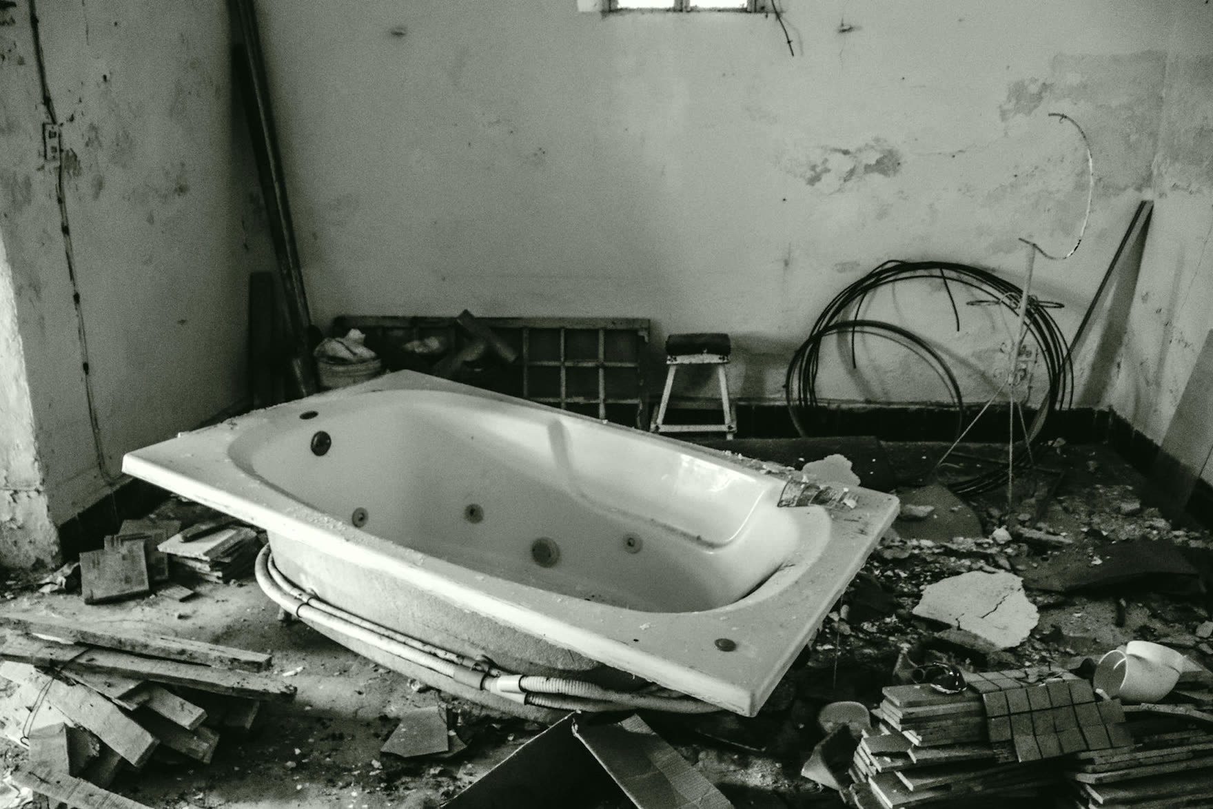 Sökümü yapılmış, molozla dolu eski banyo