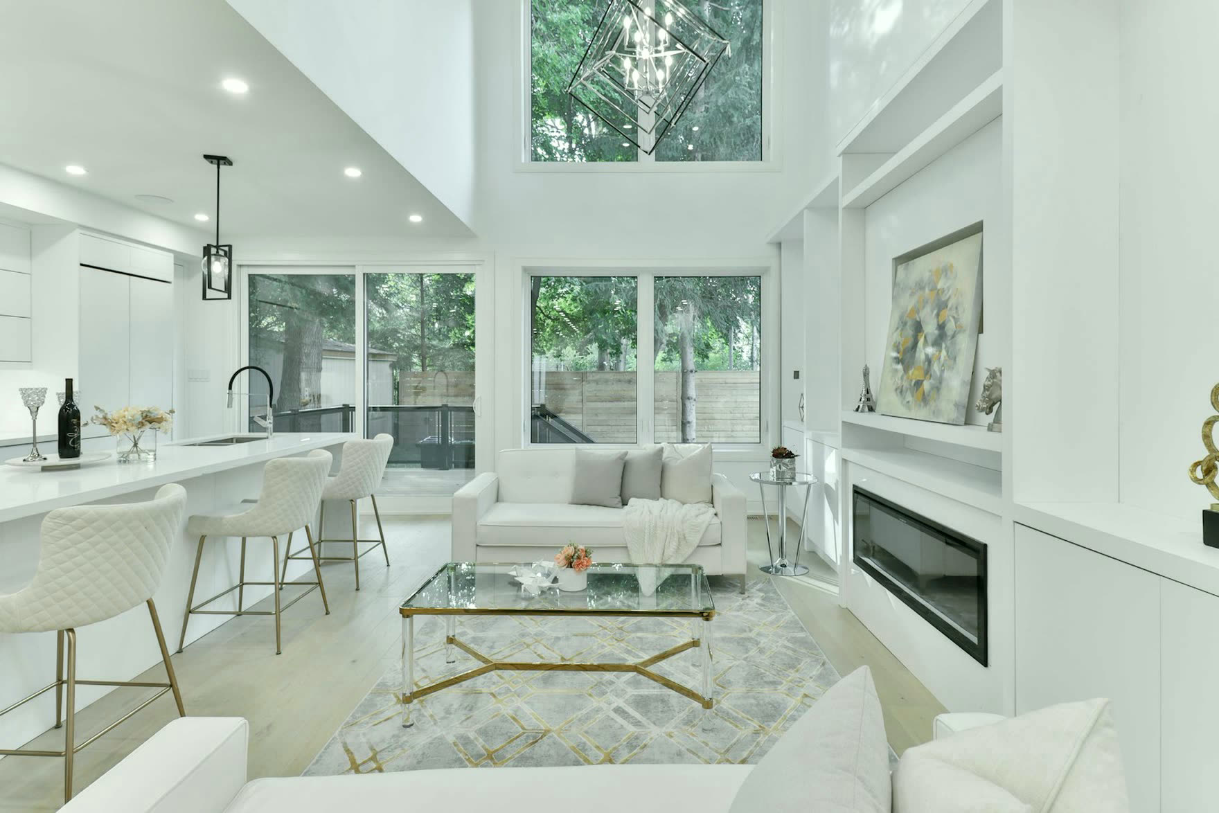 Aydınlık, açık planlı salon ve mutfak birleşimi