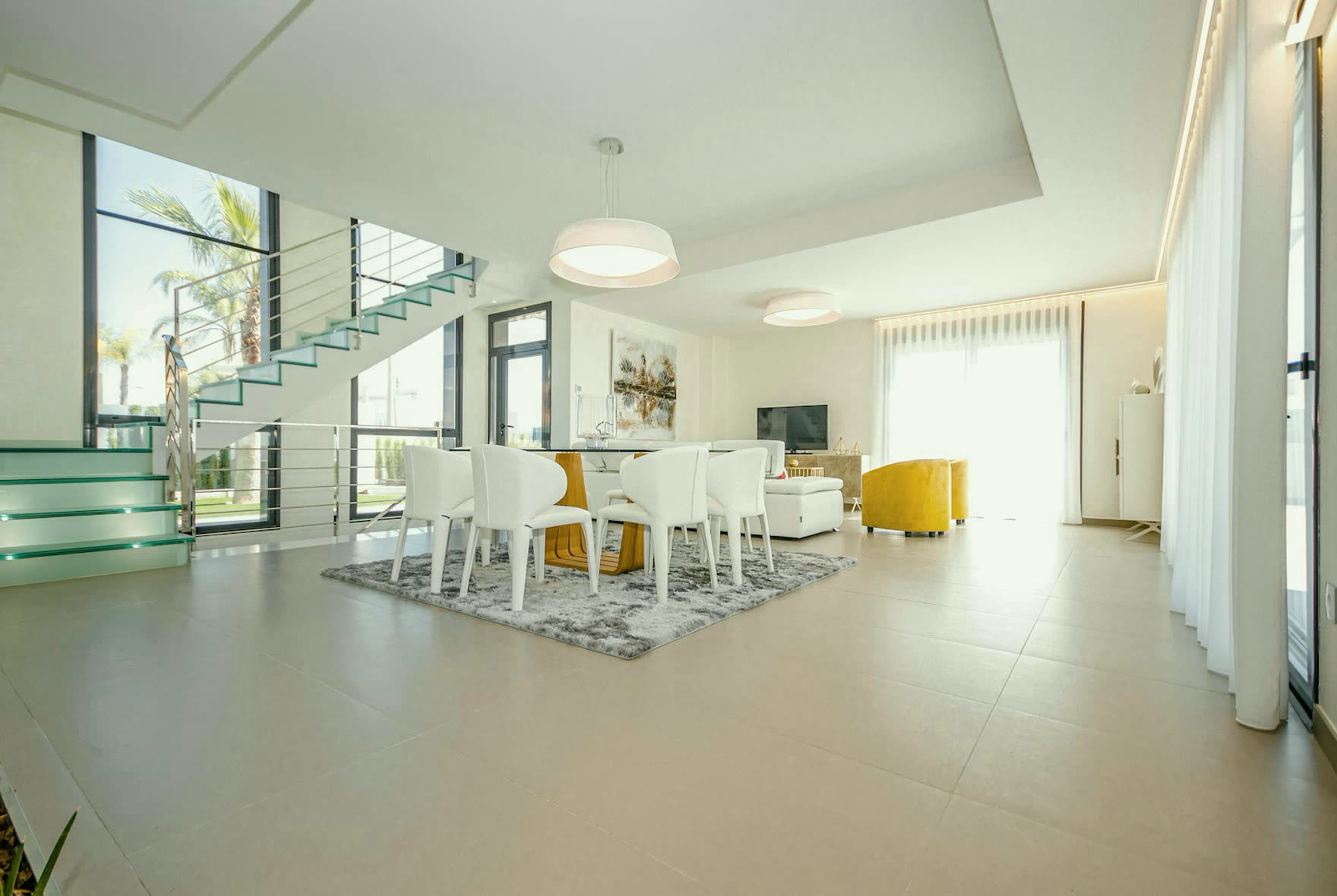 Cam merdivenli, çift yükseklikte villa yaşam alanı