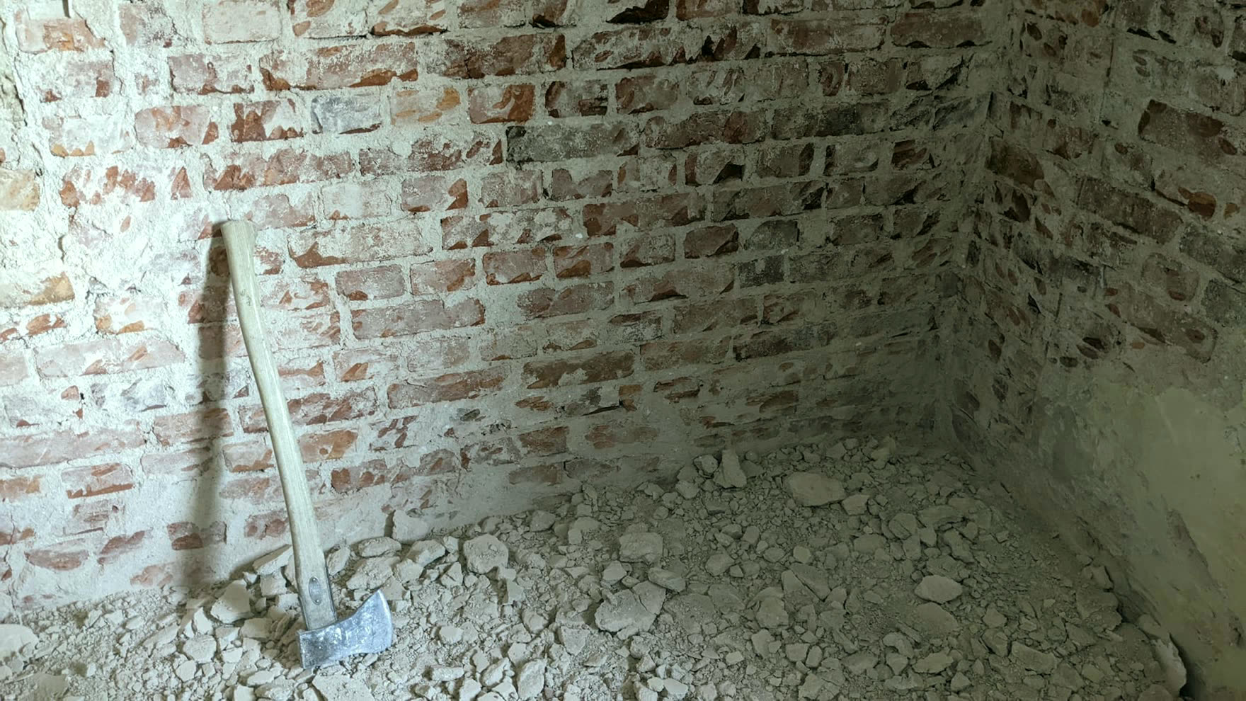 Sıvası dökülmüş tuğla duvarlı, ham villa hacmi