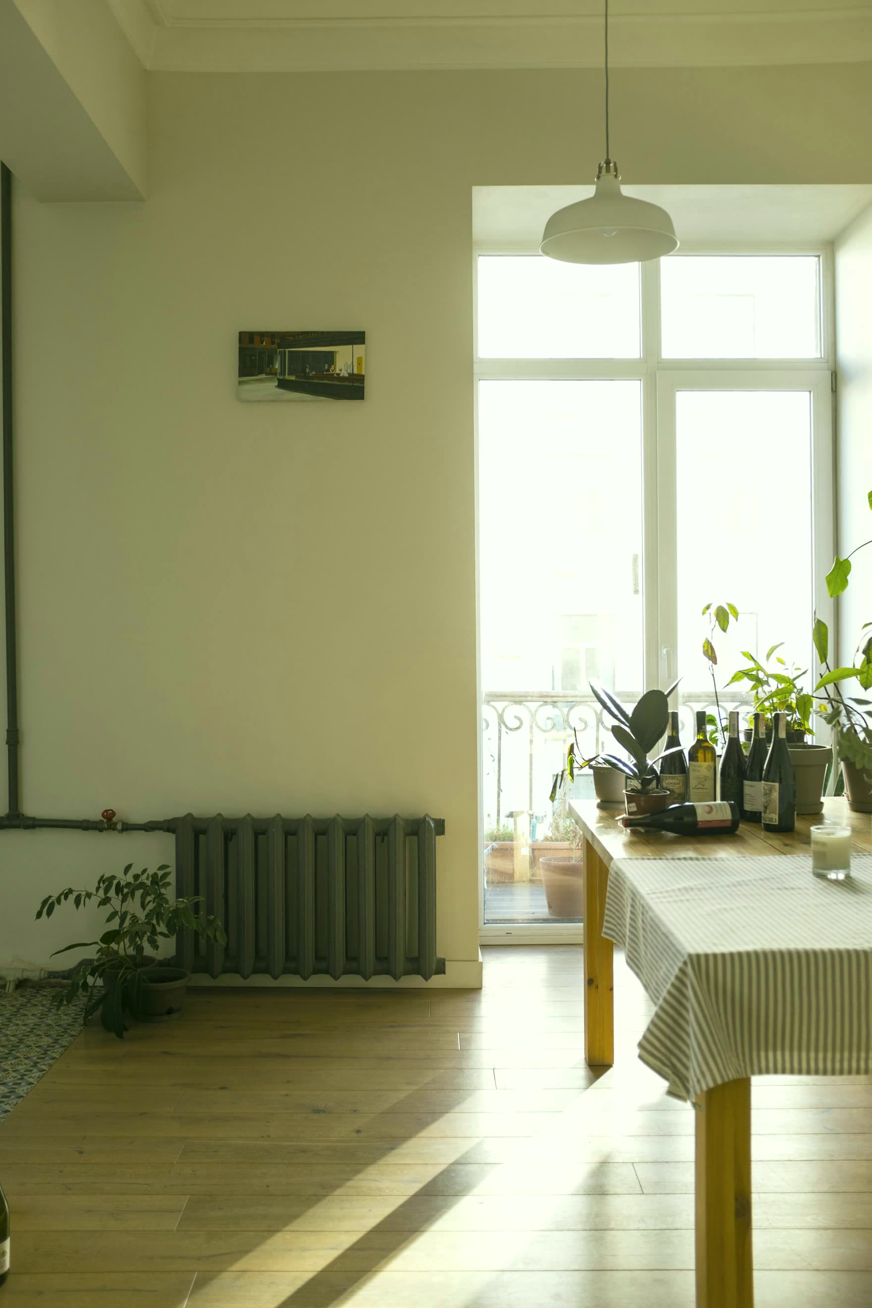 Eski radyatörlü, yıpranmış villa odası